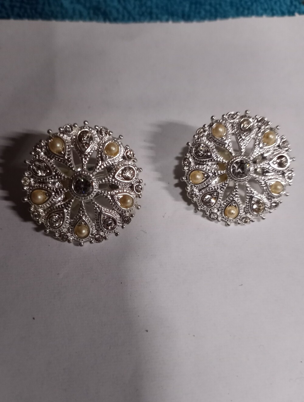 Silvertone Lever Back Pearl And Crystal Round Earrings Intricate Design